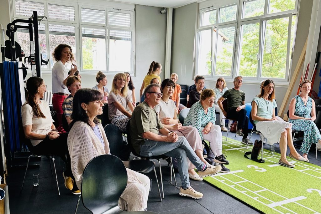 Le 20 juin 2024, la ville de Coire a accueilli un événement original réunissant pédiatres, physiothérapeutes et autres professionnels de la santé autour d’un thème encore trop méconnu : les fascias. Organisé par la Dre Silvia Schmid, pédiatre endocrinologue, en collaboration avec l’équipe de Strapazi Physiotherapie et l’association NAKSA, ce workshop avait pour ambition d’ouvrir de nouvelles perspectives d’application des connaissances sur les fascias en cabinet pédiatrique et de médecine générale.